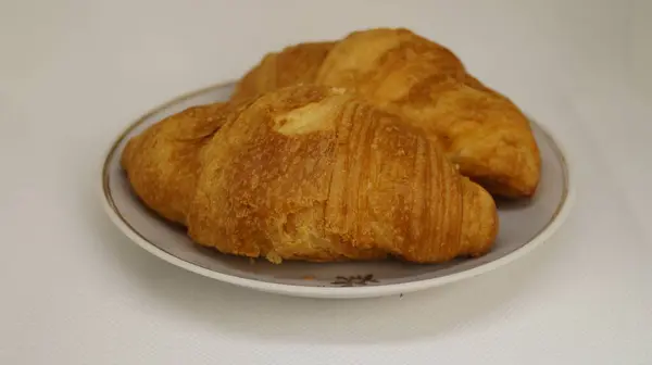 Çikolatalı kruvasan ve bir fincan çay.