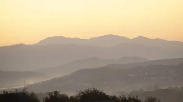 Dağlarda gün doğumu