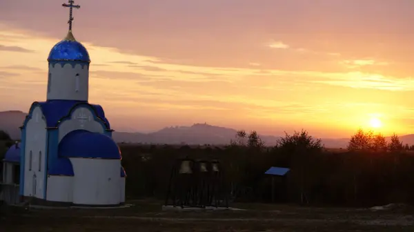 Tepedeki kilise sabahleyin