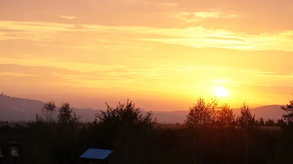 Gün batımı dağ sırasının üzerinde. Güzel bir gün batımı olan güzel bir manzara.