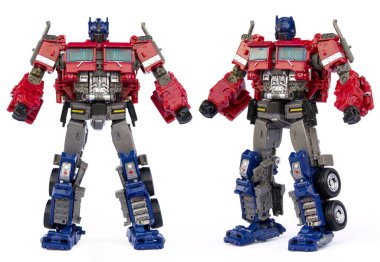 Transformatör modeli beyaz arkaplanda izole edildi.