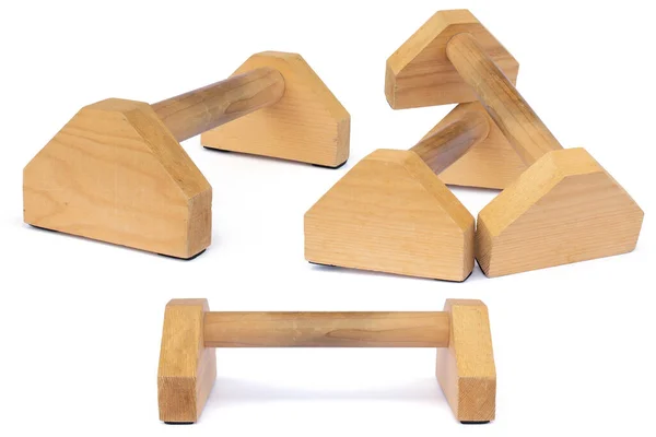 Tahta 'ya yaklaş, parmaklıkları çek. Stüdyo çekimi beyaz arkaplanda izole edildi