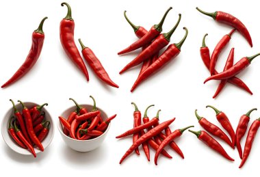 Çeşitli şekillerde sunulan taze kırmızı biber koleksiyonu: bütün, dilimlenmiş ve bir kaseye konulmuş. Biberler canlı kırmızı bir renk sergilerler. Baharatlı doğalarını yansıtırlar ve gösterinin görsel cazibesini arttırırlar..