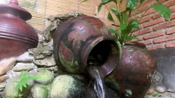Старовинна Бочка Глини Заповнена Проточною Водою — стокове відео