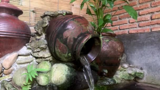 Αρχαίο Βαρέλι Από Πηλό Γεμάτο Τρεχούμενο Νερό — Αρχείο Βίντεο