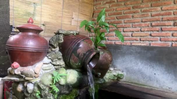 Αρχαίο Βαρέλι Από Πηλό Γεμάτο Τρεχούμενο Νερό — Αρχείο Βίντεο