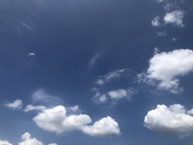 Güneşli bir günde mavi ve beyaz bulutlar