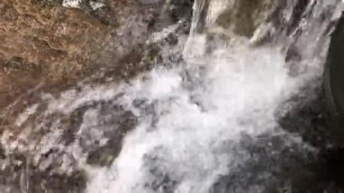 Nehir berrak su, doğal taşlar, sabah atmosferi.