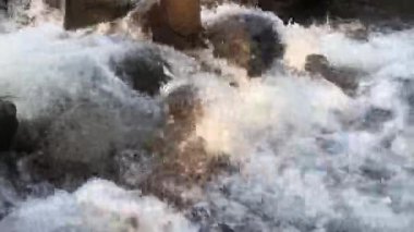 Nehir berrak su, doğal taşlar, sabah atmosferi.