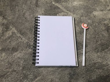 Okul kitapları, ofis kağıtları, gri arka plan.