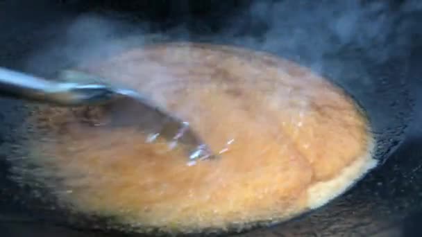 Λιωμένη Ζάχαρη Βράζει Ένα Τηγάνι Μέτρια Φωτιά Κάνει Ζεστή Αλατισμένη — Αρχείο Βίντεο