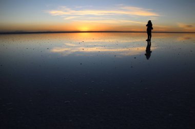 Bolivya 'daki Uyuni tuz gölünün üzerinde gün batımı