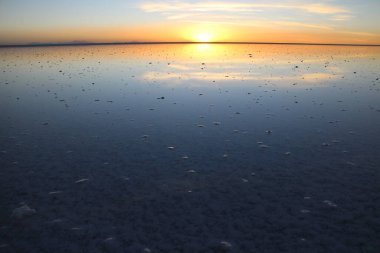 Bolivya 'daki Uyuni tuz gölünün üzerinde gün batımı