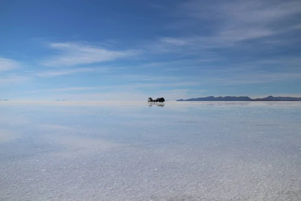 볼리비아의 우유니 호수에 자동차들 — 스톡 사진