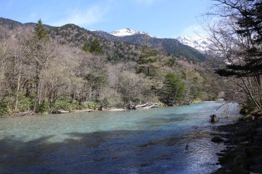 Kamikochi, Japonya 'daki açık Azusa Nehri