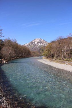 Açık Azusa Nehri ve karla kaplı Yakedake Dağı Japonya 'daki Kamikochi' den izlendi.