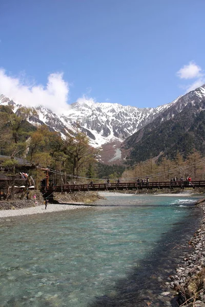 Jasná Řeka Azusa Zasněžená Hora Hotaka Kappa Bashi Japonském Kamikochi — Stock fotografie