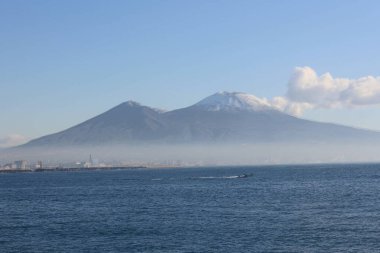 Vezüv Dağı İtalya 'nın Napoli Körfezi' nden görülüyor.