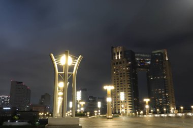 Odaiba, Tokyo ve Japonya 'daki bir köprü ve binaların gece görüşü