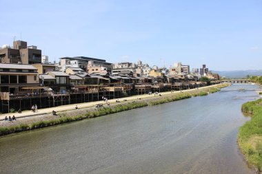 Kamo Nehri ve Kyoto, Japonya 'daki eski bir kasaba.