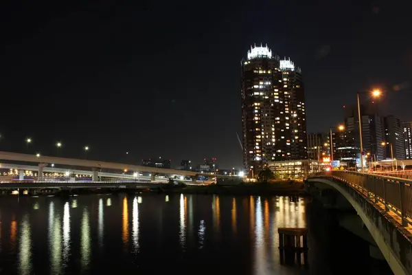 Νυχτερινή Άποψη Του Odaiba Πολυώροφα Διαμερίσματα Και Αυτοκινητόδρομος Στο Τόκιο — Φωτογραφία Αρχείου