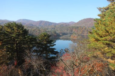 Hibara Gölü manzarası ve sonbahar yaprakları, Urabandai, Fukushima, Japonya