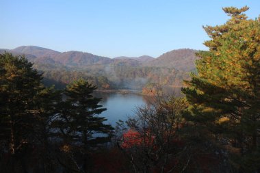 Hibara Gölü manzarası ve sonbahar yaprakları, Urabandai, Fukushima, Japonya