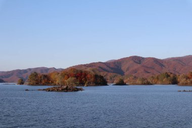 Hibara Gölü 'nün sonbahar manzarası ve Urabandai, Fukushima, Japonya' da sonbahar yapraklı dağlar.