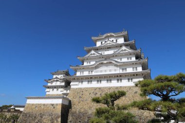 Himeji Kalesi ve açık mavi gökyüzü Himeji, Japonya 'daki Bizenmaru Meydanı' ndan görülüyor.
