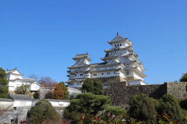 Himeji Kalesi ve temiz mavi gökyüzü Himeji, Japonya 'daki Nishinomaru Meydanı' ndan görülüyor.