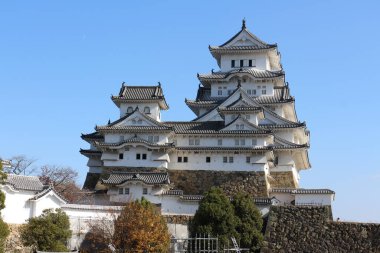 Himeji Kalesi ve temiz mavi gökyüzü Himeji, Japonya 'daki Nishinomaru Meydanı' ndan görülüyor.