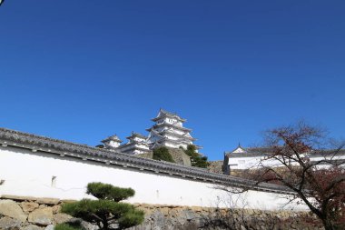 Himeji Kalesi ve açık mavi gökyüzü Himeji, Japonya 'daki Hishinomon Kapısı' ndan görülüyor.