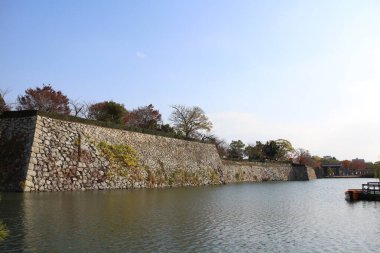 Himeji Kalesi hendeği ve sonbahar yaprakları Himeji, Japonya 'da
