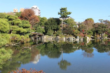 Ingetsu Pond, Shinsetsu Köprüsü ve Shosei-en Garden, Kyoto, Japonya 'da sonbahar yaprakları