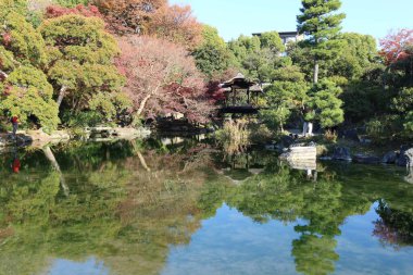 Ingetsu Pond, Kaitourou (çatı koridoru) ve Shosei-en Garden, Kyoto, Japonya 'da sonbahar yaprakları