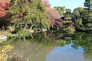 Ingetsu Pond, Kaitourou (çatı koridoru) ve Shosei-en Garden, Kyoto, Japonya 'da sonbahar yaprakları
