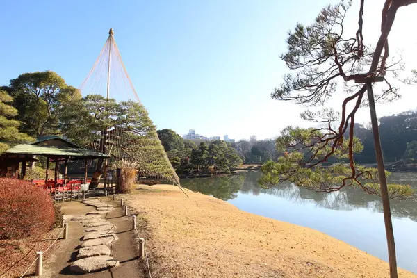 Rikugien Bahçesinde Fukiage-chaya Evi ve Yukitsuri (kar asılı), Tokyo, Japonya