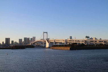 Alacakaranlıktaki Gökkuşağı Köprüsü Tokyo, Japonya 'daki Odaiba Sahil Parkı' ndan görülüyor.