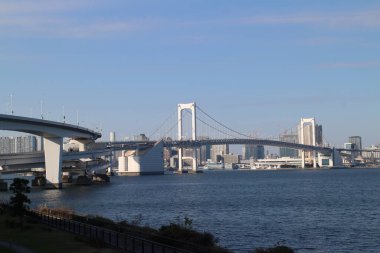 Tokyo, Japonya 'daki Toyosu' dan gökkuşağı köprüsü