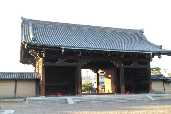 Toji Nandaimon Kapısı, sabahın erken saatlerinde, Kyoto, Japonya