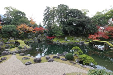 Japon bahçesi ve sonbahar yaprakları Daigoji Tapınağı Sanbo-in, Kyoto, Japonya