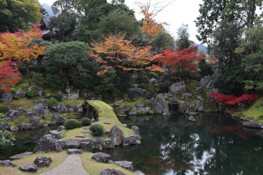 Japon bahçesi ve sonbahar yaprakları Daigoji Tapınağı Sanbo-in, Kyoto, Japonya