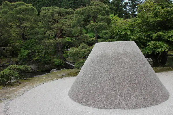 Japonya 'nın Kyoto kentindeki Ginkakuji Tapınağı' ndaki Japon taş bahçesi.