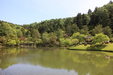 Shugakuin İmparatorluk Konağı 'ndaki Dünya Köprüsü ve Yokuryu-chi Göleti, Kyoto, Japonya