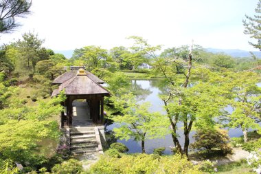 Shugakuin İmparatorluk Konağı 'nda Chitose-bashi Köprüsü ve Yokuryu-chi Göleti, Kyoto, Japonya