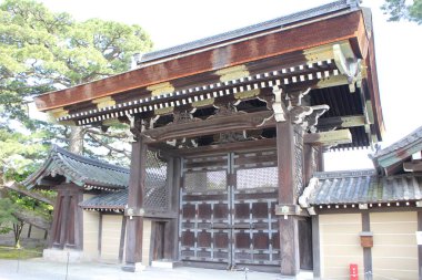 Kyoto, Japonya 'daki Kyoto İmparatorluk Sarayı' nın Kenrei-mon Kapısı