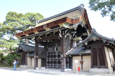 Kyoto, Japonya 'daki Kyoto İmparatorluk Sarayı' nın Kenrei-mon Kapısı