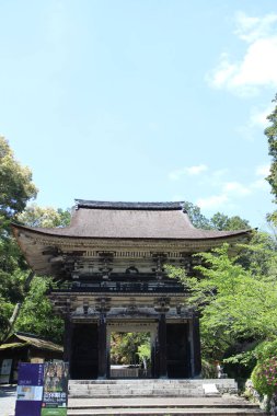 Japonya, Shiga, Otsu 'daki Mii-dera Tapınağının Nio-mon kapısı.