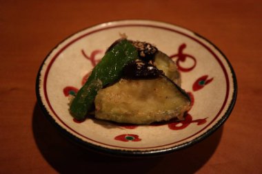 Japon mutfağı: patlıcan ve yeşil biberli tempura.
