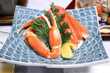 Japon ryokan yemeği, yengeç bacağı.